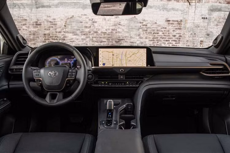 Mẫu sedan cỡ trung này được cung cấp với hai tùy chọn động cơ khác nhau. Theo đó, hai phiên bản XLE và Limited được trang bị động cơ xăng 4 xi-lanh 2,5 lít kết hợp với hai động cơ điện và hộp số eCVT.