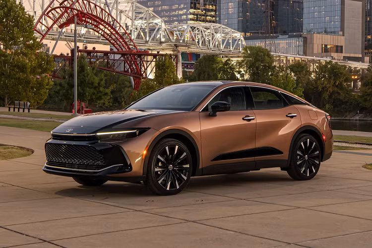 Tùy chọn còn lại là hệ truyền động Hybrid Max ở bản Platinum. Hệ thống này bao gồm động cơ xăng 4 xi-lanh 2,4 lít tăng áp kết hợp với hai mô tơ điện cho tổng công suất lên tới 340 mã lực. Đi kèm với đó là hộp số tự động 6 cấp và lẫy chuyển số trên vô lăng.