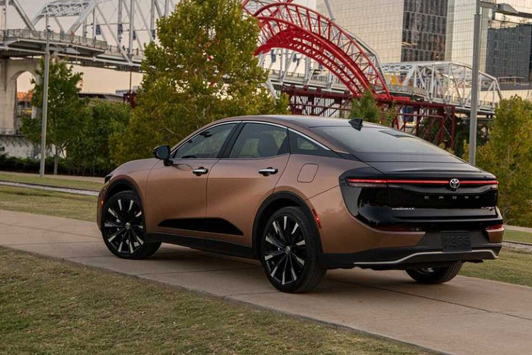 Hệ dẫn động bốn bánh toàn thời gian là trang bị tiêu chuẩn trên mọi phiên bản của Toyota Crown 2023, nhưng riêng bản Platinum sẽ có hệ dẫn động E-Four Advanced, lần đầu tiên xuất hiện trong dòng sản phẩm Toyota.