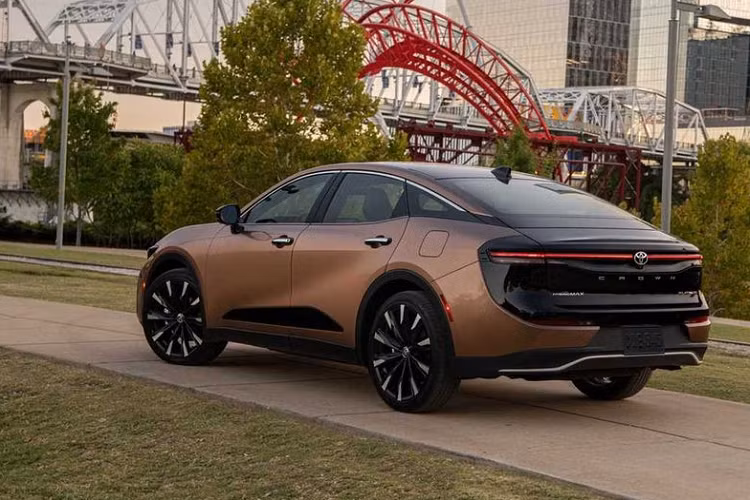 Hệ dẫn động bốn bánh toàn thời gian là trang bị tiêu chuẩn trên mọi phiên bản của Toyota Crown 2023, nhưng riêng bản Platinum sẽ có hệ dẫn động E-Four Advanced, lần đầu tiên xuất hiện trong dòng sản phẩm Toyota.