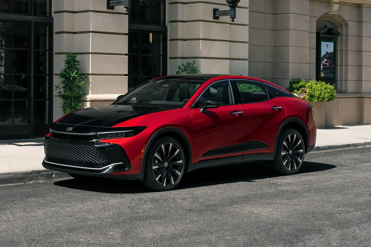 Hệ dẫn động E-Four Advanced cho phép truyền 80% sức mạnh khả dụng cho bánh sau, đem đến cho chiếc sedan cảm giác lái không hề kém cạnh xe thể thao. Ngoài ra, bản Platinum cũng được trang bị hệ thống treo thích ứng.