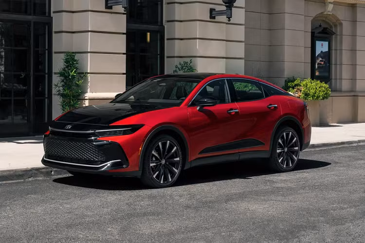 Hệ dẫn động E-Four Advanced cho phép truyền 80% sức mạnh khả dụng cho bánh sau, đem đến cho chiếc sedan cảm giác lái không hề kém cạnh xe thể thao. Ngoài ra, bản Platinum cũng được trang bị hệ thống treo thích ứng.