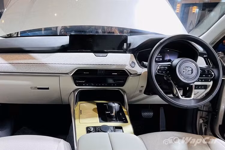 Sự cao cấp của Mazda CX-60 2023 được thể hiện rõ hơn cả ở khu vực nội thất. Tại đây, xe kết hợp giữa chất liệu da Nappa màu trắng với những điểm nhấn ốp gỗ ở bản Elite. Bản Kuro Edition lại dùng chất liệu da Nappa pha da lộn. Bên cạnh đó là những khu vực ốp mềm mại và đường viền chỉ tạo cảm giác sang trọng.