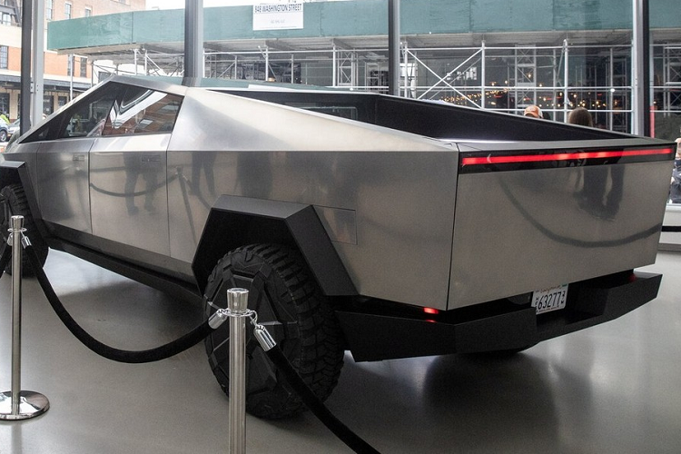 Với phần thân vỏ bằng thép không gỉ, Tesla Cybertruck trông rất độc đáo, ấn tượng và đi trước thời đại. Tuy nhiên, thép không gỉ trên thực tế không phải là vật liệu lý tưởng để sản xuất thân vỏ ôtô. Đó là lý do vì sao phần lớn các hãng không dùng thép không gỉ cho phần thân xe.