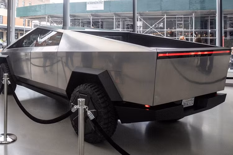 Với phần thân vỏ bằng thép không gỉ, Tesla Cybertruck trông rất độc đáo, ấn tượng và đi trước thời đại. Tuy nhiên, thép không gỉ trên thực tế không phải là vật liệu lý tưởng để sản xuất thân vỏ ôtô. Đó là lý do vì sao phần lớn các hãng không dùng thép không gỉ cho phần thân xe.