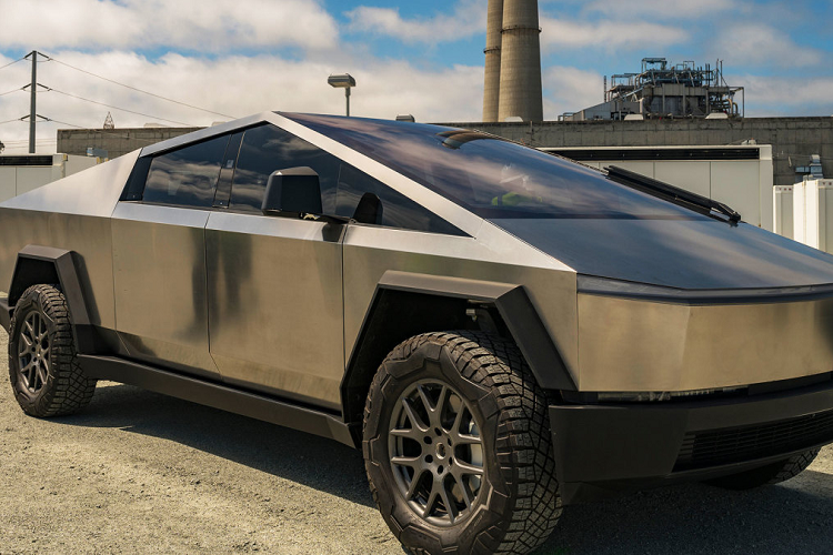 Tất nhiên, ý tưởng dùng thép không gỉ cho thân vỏ của xe hoàn toàn có thể trở thành hiện thực. Phần thân vỏ của Tesla Cybertruck không có những đường cong mềm mại như phần lớn các mẫu ôtô khác. Thay vào đó, mẫu xe này được trang bị những tấm thân vỏ bằng thép phẳng, có thể chế tạo bằng công nghệ cắt laser, sau đó hàn lại với nhau nên không cần máy dập mạnh mẽ.