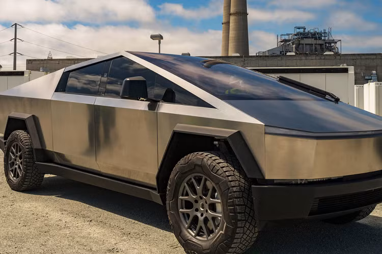 Tất nhiên, ý tưởng dùng thép không gỉ cho thân vỏ của xe hoàn toàn có thể trở thành hiện thực. Phần thân vỏ của Tesla Cybertruck không có những đường cong mềm mại như phần lớn các mẫu ôtô khác. Thay vào đó, mẫu xe này được trang bị những tấm thân vỏ bằng thép phẳng, có thể chế tạo bằng công nghệ cắt laser, sau đó hàn lại với nhau nên không cần máy dập mạnh mẽ.