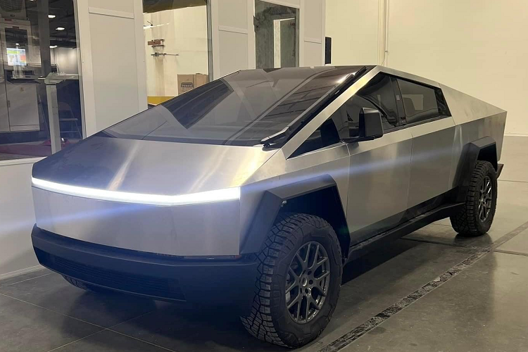 Thứ hai, thép không gỉ có xu hướng quay trở lại hình dáng ban đầu. Nói cách khác, các nhà sản xuất không thể dễ dàng dập thép không gỉ thành chắn bùn và những bộ phận khác trên ôtô như loại thép thường dùng khác. Ngoài ra, thép không gỉ cũng đòi hỏi kỹ thuật hàn đặc biệt.