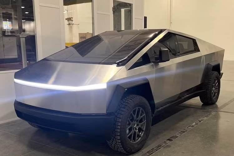 Thứ hai, thép không gỉ có xu hướng quay trở lại hình dáng ban đầu. Nói cách khác, các nhà sản xuất không thể dễ dàng dập thép không gỉ thành chắn bùn và những bộ phận khác trên ôtô như loại thép thường dùng khác. Ngoài ra, thép không gỉ cũng đòi hỏi kỹ thuật hàn đặc biệt.