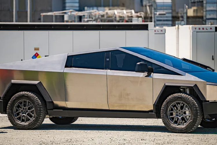 Tuy nhiên, thép không gỉ lại đắt đỏ hơn loại thép thường được dùng trong ngành công nghiệp ôtô. Nguyên nhân là bởi thép không gỉ chứa chromi và những thành phần khác như niken và molypden.