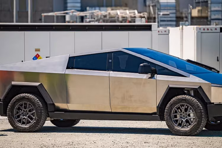 Tuy nhiên, thép không gỉ lại đắt đỏ hơn loại thép thường được dùng trong ngành công nghiệp ôtô. Nguyên nhân là bởi thép không gỉ chứa chromi và những thành phần khác như niken và molypden.