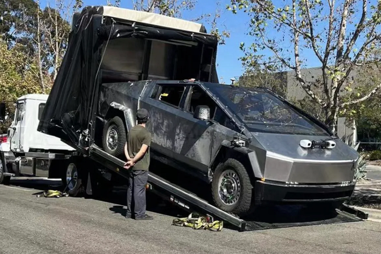 Việc xe có thể hấp thụ lực tác động ở khu vực xung quanh người lái là một yếu tố an toàn rất quan trọng. Thép không gỉ chẳng những có khả năng bảo vệ người ngồi trên xe kém hơn mà còn khó xử lý sau những vụ va chạm nhẹ. Dù bền chắc hơn thép truyền thống và vật liệu sợi thủy tinh nhưng thép không gỉ lại rất khó sửa chữa khi bị móp méo hay hư hỏng.