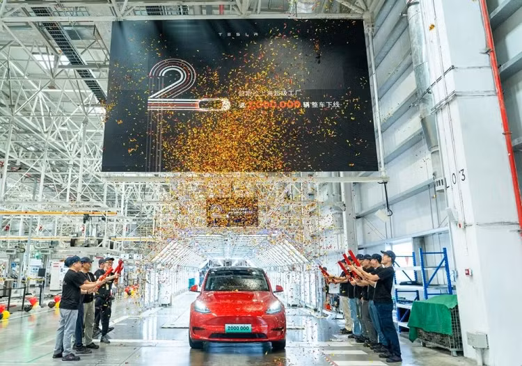 Chua day 4 nam, nha may Tesla Thuong Hai xuat xuong 2 trieu xe-Hinh-2