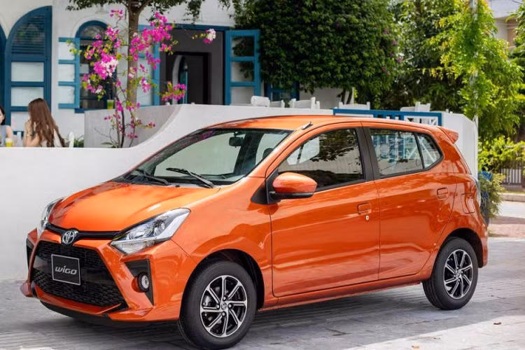 Toyota Wigo lần đầu ra mắt Việt Nam vào năm 2018. Mẫu hatchback hạng A nhập khẩu nguyên chiếc từ Indonesia này nhanh chóng thu hút được sự quan tâm của khách Việt nhờ yếu tố thương hiệu. Wigo chỉ tạo được sức hút trong giai đoạn đầu mở bán.