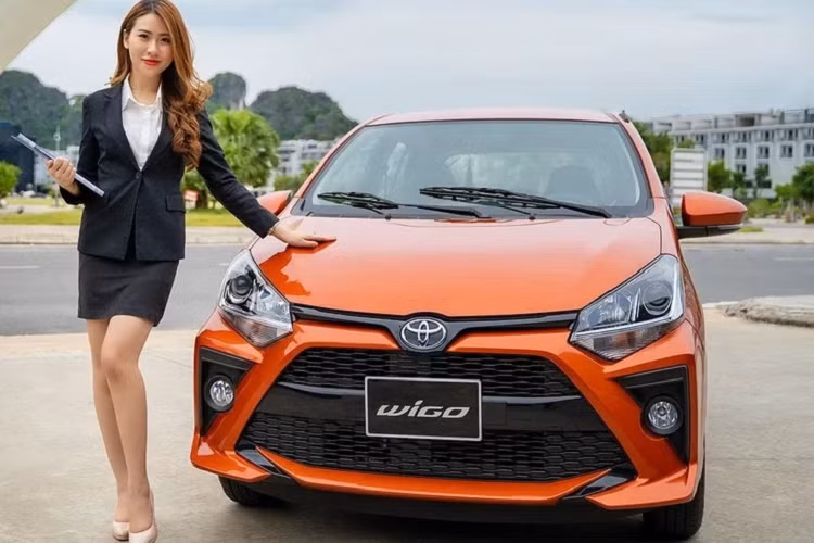Dự kiến, xe Toyota Wigo 2023 về Việt Nam vẫn sẽ có phiên bản số sàn, còn bản số tự động nhiều khả năng sẽ chuyển sang loại vô cấp CVT thay vì hộp số AT 4 cấp. Toyota Wigo thế hệ mới sẽ được trang bị cụm đèn pha dạng LED thay vì halogen như phiên bản tiền nhiệm.