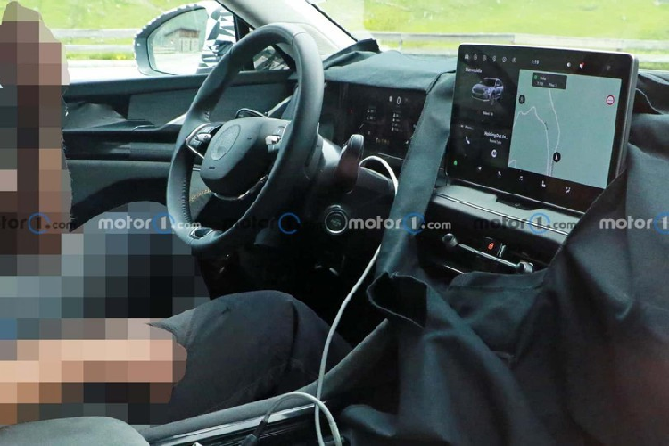 Theo công bố của hãng Skoda, mẫu SUV hạng trung này sẽ tiếp tục có 2 cấu hình nội thất là 5 chỗ và 7 chỗ giống thế hệ cũ. Ngoài ra, xe còn có bệ tì tay trung tâm tích hợp ngăn chứa đồ và giá để ly ở giữa hàng ghế thứ hai cũng như ngăn chứa ô trong cửa bên ghế lái. Hãng Skoda cũng cho biết hàng ghế cuối của xe sẽ được nới rộng khoảng không gian phía trên. Trong khi đó, khoang hành lý của xe có thể tích 910 lít ở bản 5 chỗ và dao động từ 340 - 845 lít ở bản 7 chỗ.