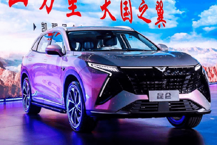 Điểm sáng của xe nằm bên trong khoang lái, nơi nội thất có màn hình điều khiển trung tâm siêu to và được đặt thấp hơn một chút, hệ thống thông tin giải trí được trang bị Huawei Hicar và Tencent TAI 4.0, kết hợp với hệ thống ra lệnh bằng giọng nói thông minh. Chiếc xe mới hiện có thể đạt được hỗ trợ lái xe tự động L2 và có thể được nâng cấp thông qua OTA.