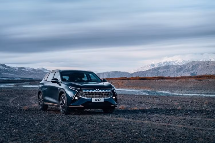 Ngoài ra, Kaiyi cũng đã công bố việc mở bán trước đồng thời 3 phiên bản PHEV của xe Kunlun với mức giá từ 159.900 nhân dân tệ đến 239.900 nhân dân tệ (tương đương 546 triệu đến 819 triệu đồng). Việc phân phối biến thể PHEV sẽ bắt đầu vào Quý 4, chiếc xe mới được xây dựng trên nền tảng i-FA.