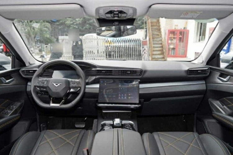 Các mẫu Kaiyi Kunlun và Tiggo 8 có cùng hệ thống điện và cấu hình tương tự nhau. Ưu điểm duy nhất của Kaiyi Kunlun là kích thước thân xe và chiều dài cơ sở lớn hơn, đồng thời có sẵn các phiên bản 5/7 chỗ ngồi. Đối với một số người tiêu dùng, chênh lệch giá sẽ hấp dẫn hơn.