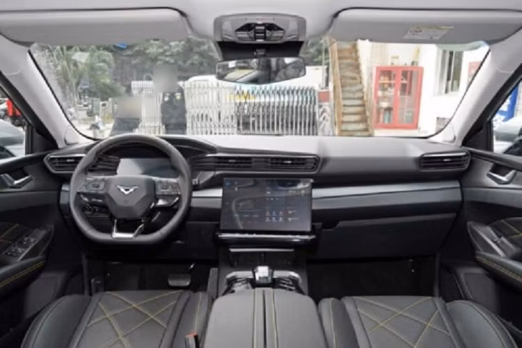 Các mẫu Kaiyi Kunlun và Tiggo 8 có cùng hệ thống điện và cấu hình tương tự nhau. Ưu điểm duy nhất của Kaiyi Kunlun là kích thước thân xe và chiều dài cơ sở lớn hơn, đồng thời có sẵn các phiên bản 5/7 chỗ ngồi. Đối với một số người tiêu dùng, chênh lệch giá sẽ hấp dẫn hơn.