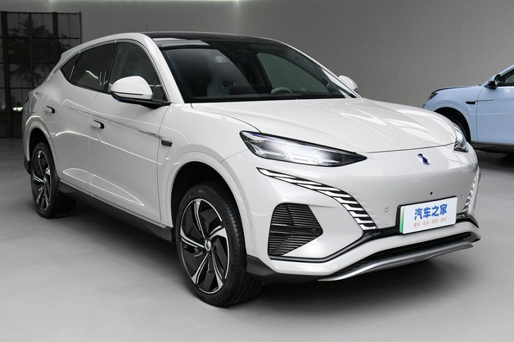 Tiếp đến, hãng xe Trung Quốc còn bổ sung nắp đậy bằng chất liệu pha lê đen cho khu vực đèn sương mù ở cả hai bên, tạo hiệu ứng hình ảnh hài hòa hơn. Dù chỉ là 1 chiếc xe SUV cỡ trung nhưng Denza N7 lại rất thể thao qua việc được tích hợp thêm cánh lướt gió trước và bên sườn xe.