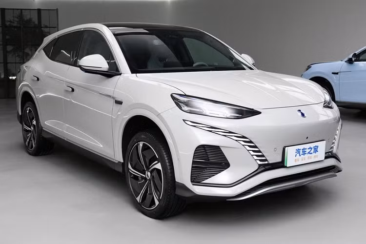 Tiếp đến, hãng xe Trung Quốc còn bổ sung nắp đậy bằng chất liệu pha lê đen cho khu vực đèn sương mù ở cả hai bên, tạo hiệu ứng hình ảnh hài hòa hơn. Dù chỉ là 1 chiếc xe SUV cỡ trung nhưng Denza N7 lại rất thể thao qua việc được tích hợp thêm cánh lướt gió trước và bên sườn xe.