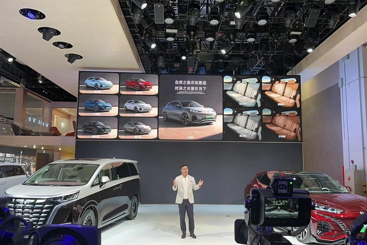 Về ngoại hình, mẫu xe SUV Denza N7 sử dụng cụm đèn hẹp và dài với các góc sắc cạnh, các đường gân nổi trên nắp khoang động cơ khiến chiếc xe này trông rất thể thao. Đồng thời, chiếc xe áp dụng thiết kế lưới tản nhiệt khép kín, thường được sử dụng trên các mẫu xe năng lượng mới hiện nay, không chỉ tăng vẻ đẹp hình ảnh mà còn tối ưu hóa hệ số cản.