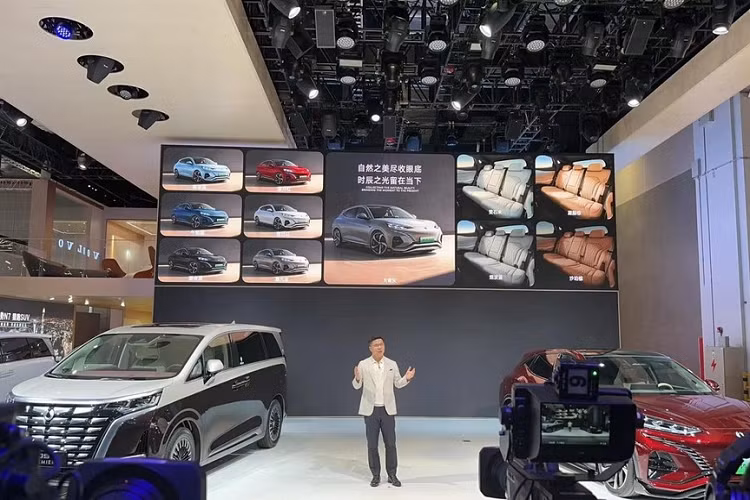 Về ngoại hình, mẫu xe SUV Denza N7 sử dụng cụm đèn hẹp và dài với các góc sắc cạnh, các đường gân nổi trên nắp khoang động cơ khiến chiếc xe này trông rất thể thao. Đồng thời, chiếc xe áp dụng thiết kế lưới tản nhiệt khép kín, thường được sử dụng trên các mẫu xe năng lượng mới hiện nay, không chỉ tăng vẻ đẹp hình ảnh mà còn tối ưu hóa hệ số cản.