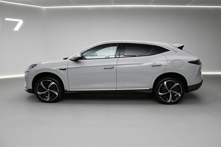 Nhìn từ bên thân xe, Denza N7 có đường mui hơi dốc xuống giúp cải thiện hiệu ứng động lực học, đằng sau sử dụng cụm đèn hậu kiểu xuyên thấu phổ biến, với trang trí rãnh dẫn hướng hình chữ C cỡ lớn ở 2 bên, các chi tiết mạ crôm dưới cản sau dùng để trang trí tăng thêm vẻ thời trang. Về kích thước thân xe, Denza N7 có chiều dài 4.860 mm, chiều rộng 1.935 mm và cao 1.602 mm, chiều dài cơ sở 2.940 mm.