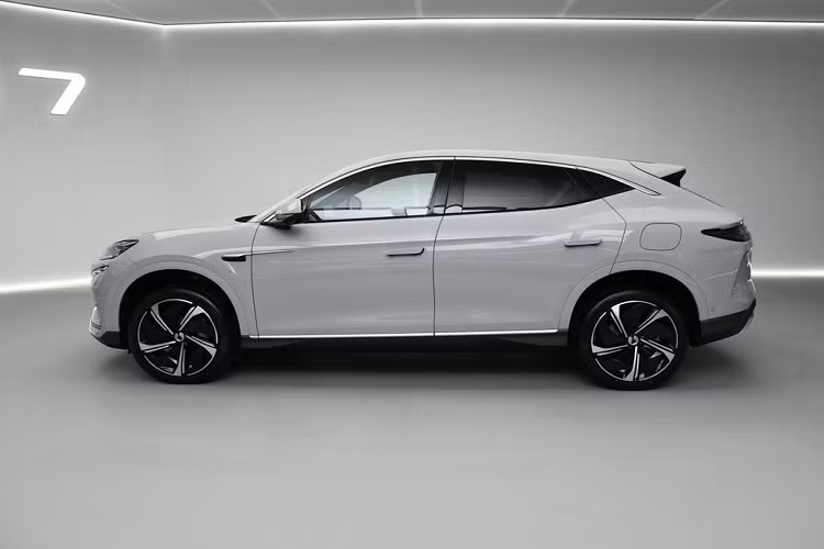 Nhìn từ bên thân xe, Denza N7 có đường mui hơi dốc xuống giúp cải thiện hiệu ứng động lực học, đằng sau sử dụng cụm đèn hậu kiểu xuyên thấu phổ biến, với trang trí rãnh dẫn hướng hình chữ C cỡ lớn ở 2 bên, các chi tiết mạ crôm dưới cản sau dùng để trang trí tăng thêm vẻ thời trang. Về kích thước thân xe, Denza N7 có chiều dài 4.860 mm, chiều rộng 1.935 mm và cao 1.602 mm, chiều dài cơ sở 2.940 mm.