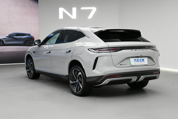 Nhìn vào nội thất, tổng thể của Denza N7 tiếp nối phong cách thiết kế của Denza D9, bảng điều khiển trung tâm được trang bị màn hình LCD kích thước lớn, cụm đồng hồ Full LCD và màn hình đồng hồ lái, có thiết kế ba chấu.