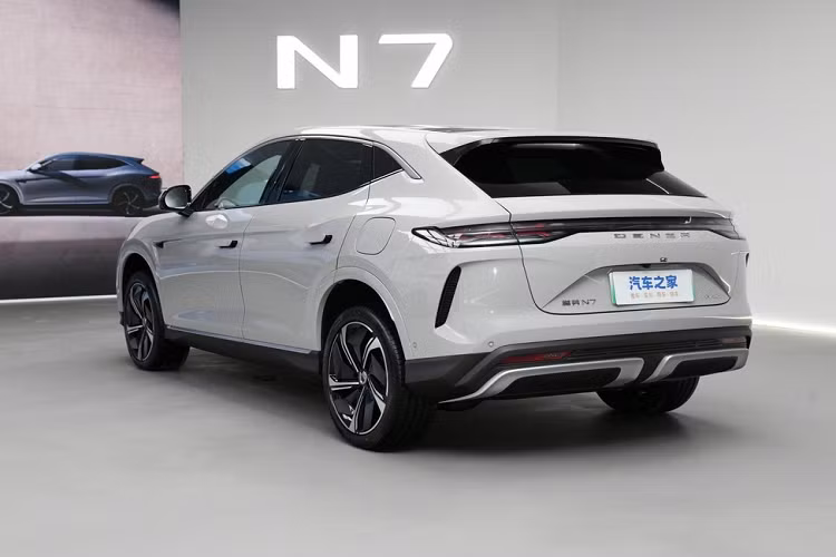 Nhìn vào nội thất, tổng thể của Denza N7 tiếp nối phong cách thiết kế của Denza D9, bảng điều khiển trung tâm được trang bị màn hình LCD kích thước lớn, cụm đồng hồ Full LCD và màn hình đồng hồ lái, có thiết kế ba chấu.