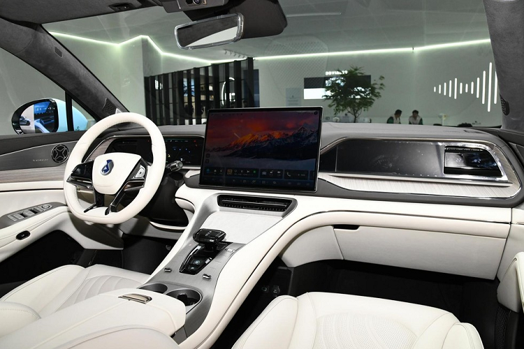 Theo tuyên bố chính thức, Denza N7 2024 chạy điện được trang bị công nghệ kiểm soát nhiệt độ pin mới độc đáo, giúp tối ưu hóa trải nghiệm lái xe ở nhiệt độ thấp của xe điện thuần túy.