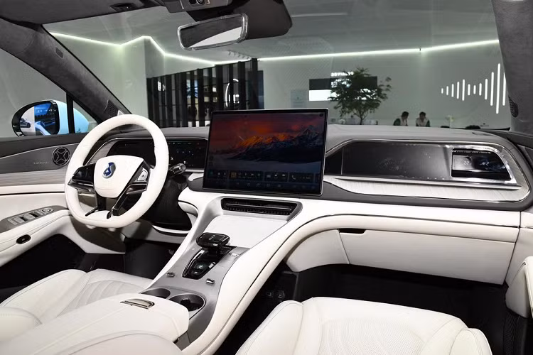 Theo tuyên bố chính thức, Denza N7 2024 chạy điện được trang bị công nghệ kiểm soát nhiệt độ pin mới độc đáo, giúp tối ưu hóa trải nghiệm lái xe ở nhiệt độ thấp của xe điện thuần túy.