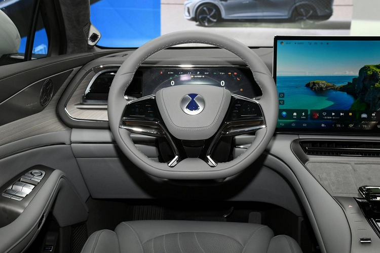 Về sức mạnh, chiếc xe Denza N7 sẽ cung cấp các phiên bản động cơ kép không đồng bộ AC phía trước và đồng bộ nam châm vĩnh cửu phía sau, với công suất cực đại lần lượt là 215 mã lực kW và 308 mã lực.