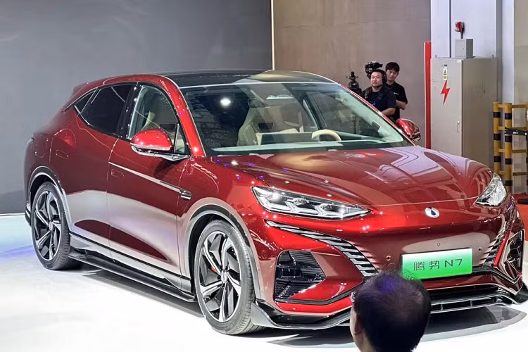 Denza N7 2024 chay dien - cu bat tay giua Mercedes-Benz va BYD