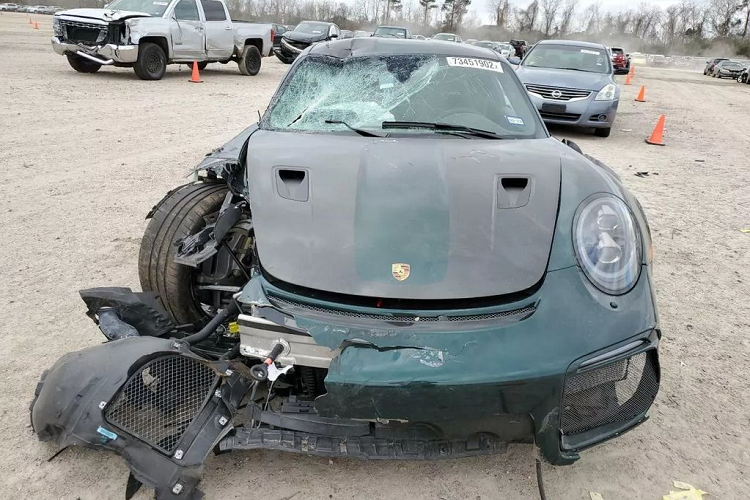 Bên cạnh đó, Reddit và VINwiki cũng đăng tải những hình ảnh của một chiếc Porsche 911 GT2 RS với tình trạng vỡ tan nát và cho rằng đây chính là xe của Patrick Reed trong quá khứ. Qua hình ảnh có thể nhận định rằng vào thời điểm đó chiếc Porsche 911 GT2 RS này đã gặp tai nạn vô cùng nghiêm trọng.