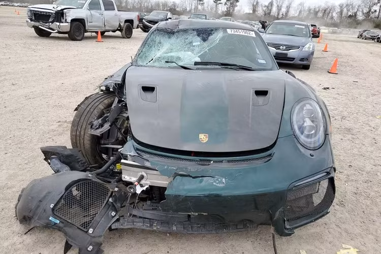 Bên cạnh đó, Reddit và VINwiki cũng đăng tải những hình ảnh của một chiếc Porsche 911 GT2 RS với tình trạng vỡ tan nát và cho rằng đây chính là xe của Patrick Reed trong quá khứ. Qua hình ảnh có thể nhận định rằng vào thời điểm đó chiếc Porsche 911 GT2 RS này đã gặp tai nạn vô cùng nghiêm trọng.