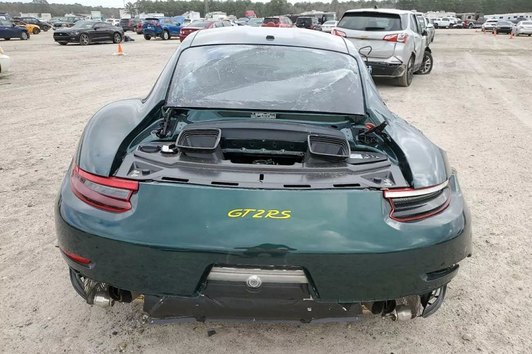 Mặc dù đã bị “tan nát”, song giá xe Porsche 911 GT2 RS tai nạn này vẫn được đăng bán đấu giá với số tiền 132.000 USD (khoảng hơn 3,1 tỷ đồng).