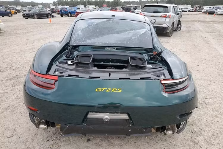 Mặc dù đã bị “tan nát”, song giá xe Porsche 911 GT2 RS tai nạn này vẫn được đăng bán đấu giá với số tiền 132.000 USD (khoảng hơn 3,1 tỷ đồng).