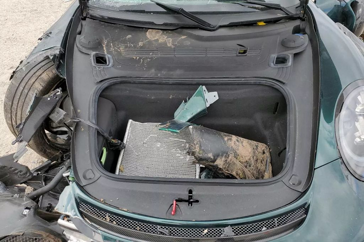 Trong khi đó bên trong cabin, toàn bộ túi khí cũng đã được bung. ODO của xe vào thời điểm đó dừng ở mức 361 dặm, tương đương 581 km.