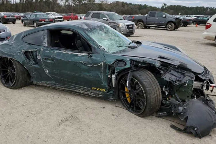 Toàn bộ đầu, thân và đuôi xe đều hư hỏng, móp méo và thậm chí là bị xé nát. Khu vực đầu xe bên phải là thiệt hại nặng nhất, kính lái đã vỡ tan, nắp che khoang động cơ cùng cánh gió cỡ lớn cũng đã bị hư hỏng nặng và không thể tái sử dụng. Cầu trước, cản sau và khuếch tán gió cũng bị gãy rời sau tai nạn.