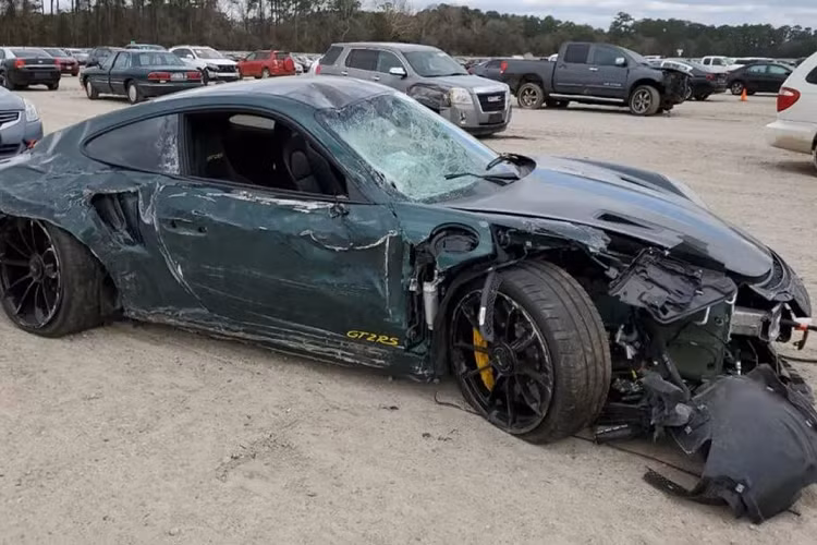 Toàn bộ đầu, thân và đuôi xe đều hư hỏng, móp méo và thậm chí là bị xé nát. Khu vực đầu xe bên phải là thiệt hại nặng nhất, kính lái đã vỡ tan, nắp che khoang động cơ cùng cánh gió cỡ lớn cũng đã bị hư hỏng nặng và không thể tái sử dụng. Cầu trước, cản sau và khuếch tán gió cũng bị gãy rời sau tai nạn.