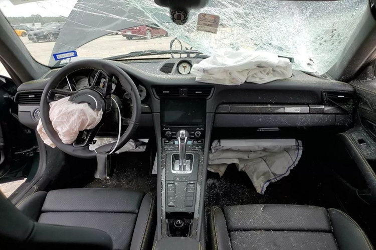 Về truyền động, Porsche 911 GT2 RS dùng động cơ boxer twin-turbo 6 xy-lanh 3.8L, sản sinh công suất lên đến 700 mã lực và mô-men xoắn 750 Nm. Tại thời điểm ra mắt, đây là mẫu xe nhanh nhất tại trường đua Nurburgring với thời gian 6 phút 40,33 giây.