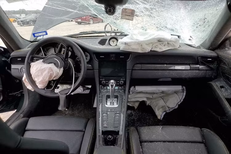 Về truyền động, Porsche 911 GT2 RS dùng động cơ boxer twin-turbo 6 xy-lanh 3.8L, sản sinh công suất lên đến 700 mã lực và mô-men xoắn 750 Nm. Tại thời điểm ra mắt, đây là mẫu xe nhanh nhất tại trường đua Nurburgring với thời gian 6 phút 40,33 giây.