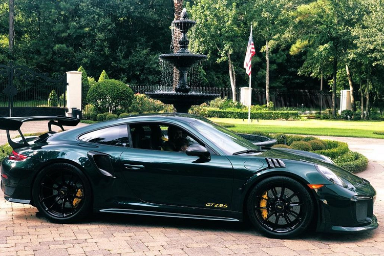 Trên nền sơn xanh mướt, siêu xe Porsche 911 GT2 RS có điểm nhấn là các chi tiết màu vàng như: logo GT2 RS và kẹp phanh. Bên trong cabin, xe có tông màu đen chủ đạo và cũng được nhấn nhá bằng các chi tiết màu vàng.