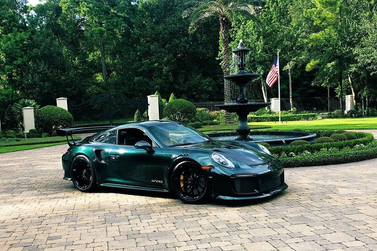 Theo dẫn chứng, Patrick Reed đã đặt mua một chiếc Porsche 911 GT2 RS tùy chỉnh sau khi anh giành chiến thắng tại giải Masters 2018. Chiếc xe thể thao mà golfer người Mỹ đặt mua sở hữu màu sơn Porsche Exclusive Manufaktur xanh Green Masters, trùng với màu áo mà Patrick Reed mặc khi đoạt chức vô địch.
