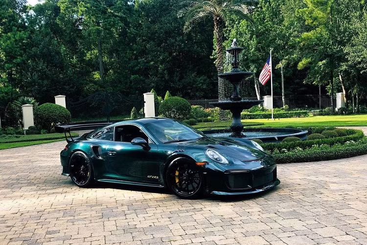 Theo dẫn chứng, Patrick Reed đã đặt mua một chiếc Porsche 911 GT2 RS tùy chỉnh sau khi anh giành chiến thắng tại giải Masters 2018. Chiếc xe thể thao mà golfer người Mỹ đặt mua sở hữu màu sơn Porsche Exclusive Manufaktur xanh Green Masters, trùng với màu áo mà Patrick Reed mặc khi đoạt chức vô địch.