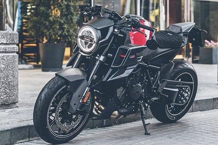 KTM Brabus 1300 R của Hoàng Kim Khánh được phát triển dựa trên chiếc KTM 1290 Super Duke R Evo. So với KTM 1290 Super Duke Evo, điểm khác biệt nổi bật nhất của Brabus 1300 R là cặp vành đúc Monoblock Z 9 chấu thiết kế riêng theo mẫu quen thuộc trên các bản độ Mercedes từ Brabus.