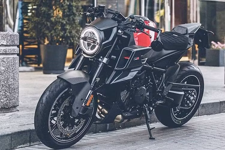 KTM Brabus 1300 R của Hoàng Kim Khánh được phát triển dựa trên chiếc KTM 1290 Super Duke R Evo. So với KTM 1290 Super Duke Evo, điểm khác biệt nổi bật nhất của Brabus 1300 R là cặp vành đúc Monoblock Z 9 chấu thiết kế riêng theo mẫu quen thuộc trên các bản độ Mercedes từ Brabus.